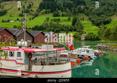 Porto di pescatori. Bandiera norvegese. Olden, Norvegia. Foto Stock