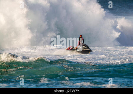 Ott 30 2015, oceano di salvataggio di sicurezza un surfista da una grande onda di crash a Banzai Pipeline sulla North Shore di Oahu Hawaii (editoriale) Foto Stock