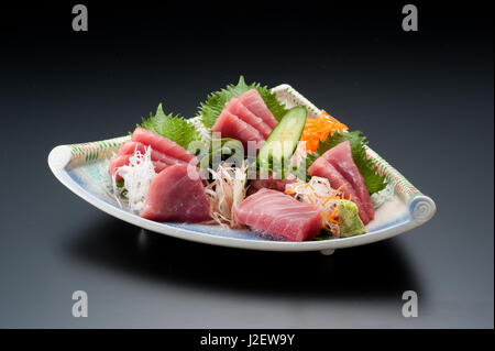 Piatto di sashimi sushi di tonno con il cetriolo, la cipolla e il wasabi Foto Stock