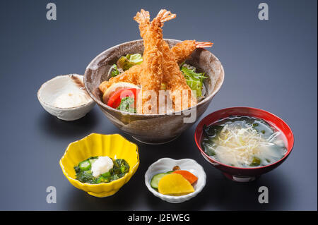 Ciotola di riso fritto in tempura di gamberi e la zuppa di alghe marine Foto Stock