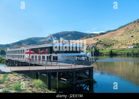 Il Portogallo Douro spirito ancorato alla Barca d'Alva, Fiume Douro (formato di grandi dimensioni disponibili) Foto Stock