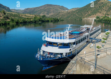 Il Portogallo, riverboat ancorato alla Barca d'Alva, Fiume Douro Foto Stock