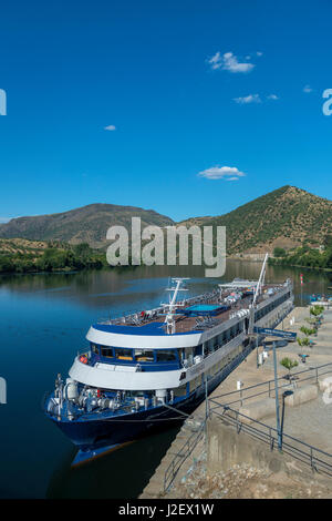 Il Portogallo, riverboat ancorato alla Barca d'Alva, Fiume Douro (formato di grandi dimensioni disponibili) Foto Stock