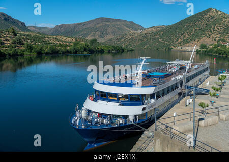 Il Portogallo, riverboat ancorato alla Barca d'Alva, Fiume Douro (formato di grandi dimensioni disponibili) Foto Stock