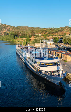 Il Portogallo, riverboat ancorato alla Barca d'Alva, Fiume Douro (formato di grandi dimensioni disponibili) Foto Stock