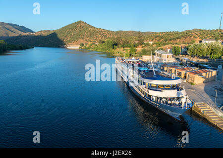 Il Portogallo, riverboat ancorato alla Barca d'Alva, Fiume Douro (formato di grandi dimensioni disponibili) Foto Stock