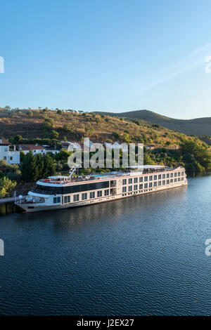 Il Portogallo, Viking Douro riverboat ancorato alla Barca d'Alva, Fiume Douro (formato di grandi dimensioni disponibili) Foto Stock