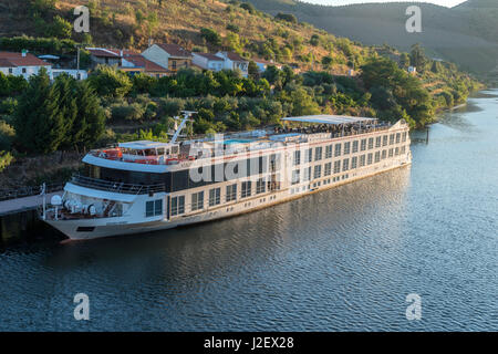 Il Portogallo, Viking Douro riverboat ancorato alla Barca d'Alva, Fiume Douro (formato di grandi dimensioni disponibili) Foto Stock