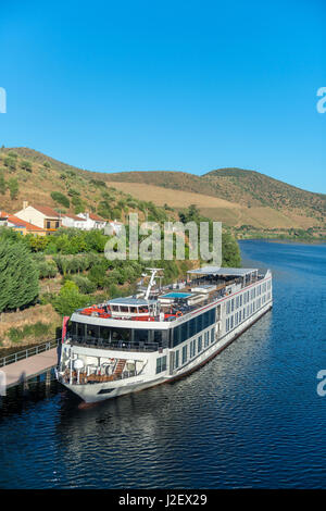 Il Portogallo, Viking Douro riverboat ancorato alla Barca d'Alva, Fiume Douro (formato di grandi dimensioni disponibili) Foto Stock