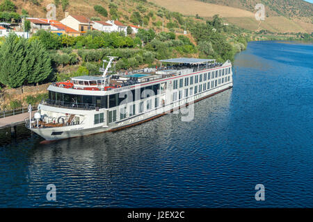 Il Portogallo, Viking Douro riverboat ancorato alla Barca d'Alva, Fiume Douro (formato di grandi dimensioni disponibili) Foto Stock