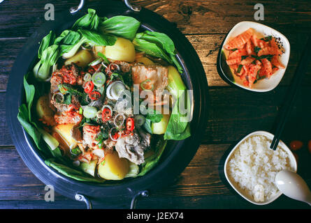 Preparati hot pot di costolette di maiale con cavolo e riso su tavola Foto Stock