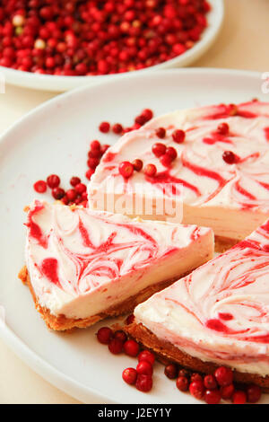 Torta di formaggio con panna e rasberry sul piatto bianco Foto Stock