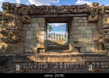 La facciata del tempio 22, vicino al punto più alto della Copán Acropolis. La banda di sky è supportato su entrambi i lati dalla Pawahtun titans (divinità maya Foto Stock