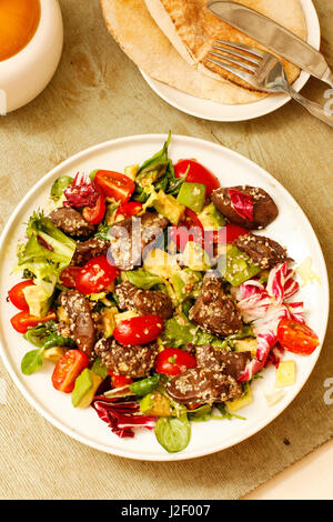 Insalata bistecca di manzo con lattuga e pomodori Foto Stock
