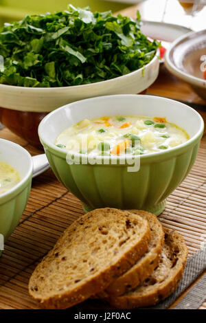 Stagionale zuppa vegetale con formaggio spalmabile su tavola Foto Stock