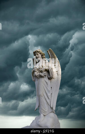 La creazione artistica di angelo e nuvole scure. Credito come: Jim Zuckerman Jaynes / Galleria / DanitaDelimont.com Foto Stock