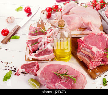 I diversi tipi di carne con verdure fresche e erbe aromatiche. Vista da sopra. Foto Stock
