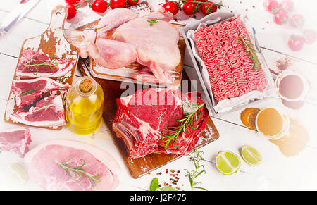 I diversi tipi di carne con verdure fresche, erbe aromatiche e spezie. Vista superiore Foto Stock