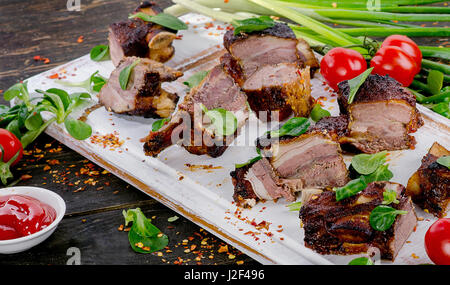 Costate di manzo con verdure fresche su sfondo di legno. Foto Stock