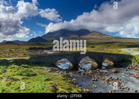 Il Sligachan Bridge è un punto di riferimento storico e di attrazione turistica o dell'Isola di Skye in Scozia. Dal ponte si hanno una buona vista della black Cuillins montagne Foto Stock