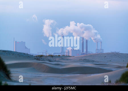 Sanddunes mobile lungo la costa olandese con il settore del porto di Rotterdam in background Foto Stock