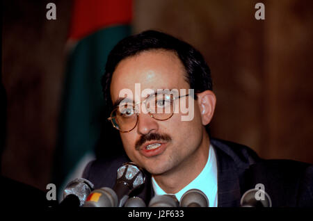 Il portavoce della Giordania il dottor Marwan Muasher offre un briefing per i giornalisti sullo stato di avanzamento del sesto round di colloqui di pace onging in Washington DC., 24 agosto 1992. Foto di Mark Reinstein Foto Stock
