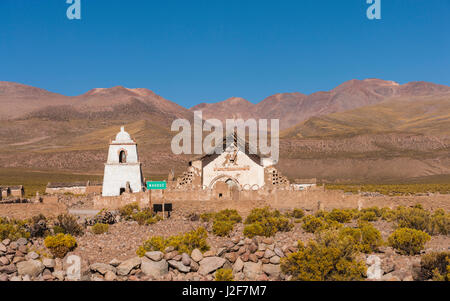 L'Historial chiesa del villaggio Mauque sull'Altiplano Foto Stock