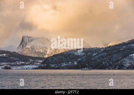 Il fiordo di Volda al tramonto in inverno Foto Stock