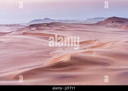 Le dune di sabbia del deserto del Namib in prossimità di Swakopmund appena dopo il tramonto Foto Stock