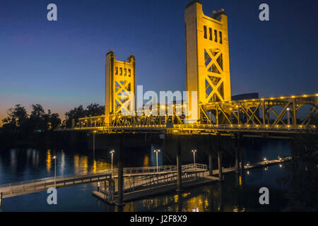 Il Tower Bridge, un ponte levatoio che attraversa il fiume Sacramento nella città capitale della California è una pietra miliare fotogenica. Foto Stock