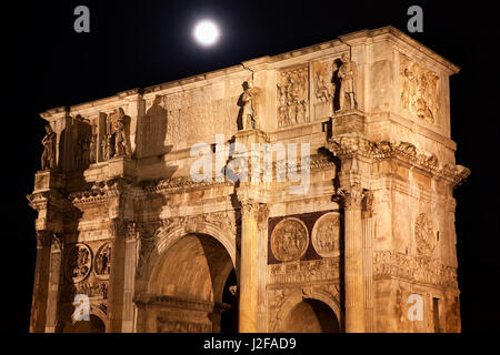 Arco di Costantino, vicino Luna, Roma, Italia. Arco in pietra è stata costruita nell'anno 315 per celebrare Costantino la vittoria nella 312 su co-imperatore Massenzio a Milvian Bridge. Foto Stock