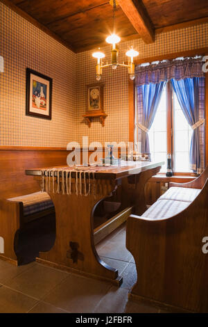 Tavolo per la colazione e seduta in legno panche in alcove accanto alla cucina all'interno di un 1976 ricostruito in stile cottage home registro Foto Stock