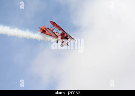 Lancaster, Stati Uniti d'America - 25 Marzo 2017: Vicky anello Benzing battenti la sua 1940 Boeing Stearman durante il Los Angeles County Air Show al William J Fox Airfield. Foto Stock