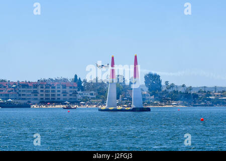 San Diego, Stati Uniti d'America - 16 Aprile 2017: Martin Sonka della Repubblica ceca esegue durante la Red Bull Air Race World Championship. Foto Stock