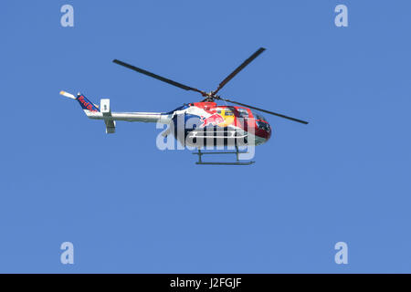 San Diego, Stati Uniti d'America - 16 Aprile 2017: Red Bull Bo-105 elicottero acrobatico esegue durante la Red Bull Air Race World Championship. Foto Stock