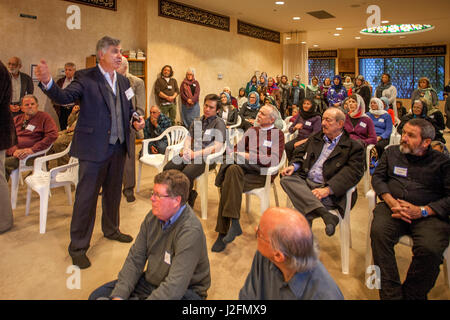 Una guida lezioni sull'Islam per i non-musulmani della comunità locale ai visitatori di una moschea sui visitatori al giorno in Mission Viejo, CA. Nota arabo scrivere sul muro e le donne indossano hijabs, la tradizione musulmana testa femmina sciarpa. Foto Stock