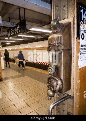 Una faccia buffa caricatura sulla 14th Street Subway platform a Manhattan, New York City, è parte di un disegno decorativo alla metropolitana progetto d'arte. Foto Stock