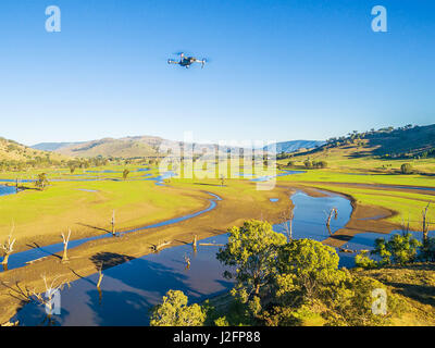 Vista aerea del drone battenti alto sopra la campagna australiana sulla luminosa giornata di sole Foto Stock