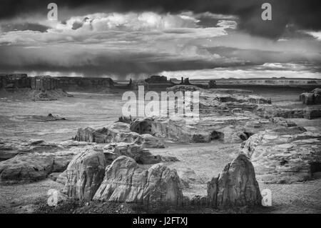 Vista dalla cima di Hunt Mesa in Monument Valley Tribal Park della Navajo Nation, AZ. Foto Stock