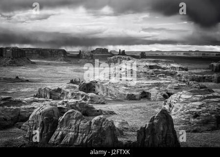 Vista dalla cima di Hunt Mesa in Monument Valley Tribal Park della Navajo Nation, AZ. Foto Stock