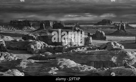 Vista dalla cima di Hunt Mesa in Monument Valley Tribal Park della Navajo Nation, AZ. Foto Stock