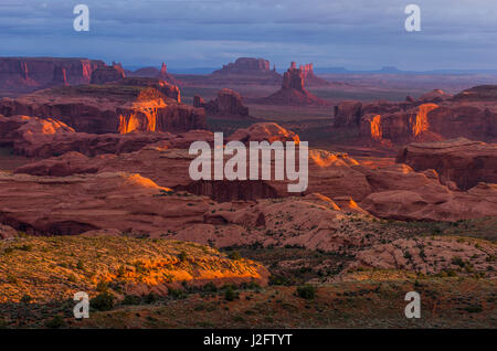 Vista dalla cima di Hunt Mesa in Monument Valley Tribal Park della Navajo Nation, Arizona e Utah. Foto Stock