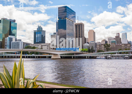 Brisbane città interna e lo skyline da Southbank giardini, Brisbane, Australia Foto Stock