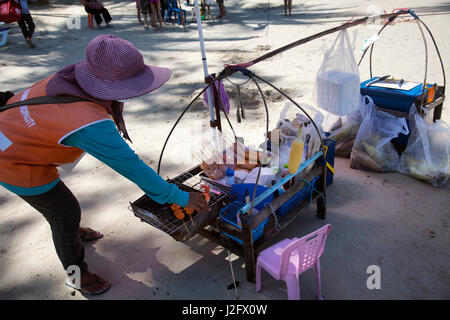 Donna al grill sulla spiaggia di Choeng Mon a Ko Samui - Tailandia Foto Stock