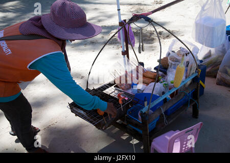 Donna al grill sulla spiaggia di Choeng Mon a Ko Samui - Tailandia Foto Stock