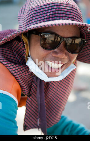 Ritratto di donna al grill sulla spiaggia di Choeng Mon a Ko Samui - Tailandia Foto Stock