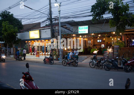 Ristoranti e negozi lungo Choen Mon strada principale in Ko Samui, Tailandia Foto Stock