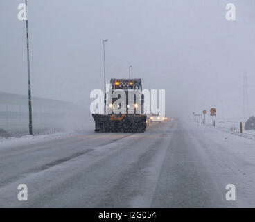 La rimozione di neve in autostrada Foto Stock