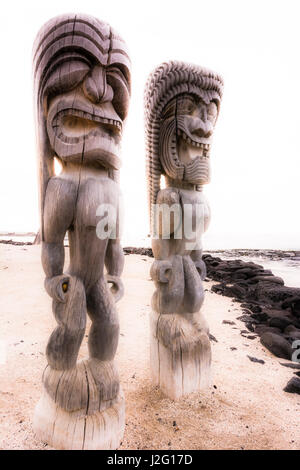 Tiki (ki'i) a Pu'uhonua O Honaunau (città di rifugio) National Historic Park, Costa di Kona, Hawaii Foto Stock