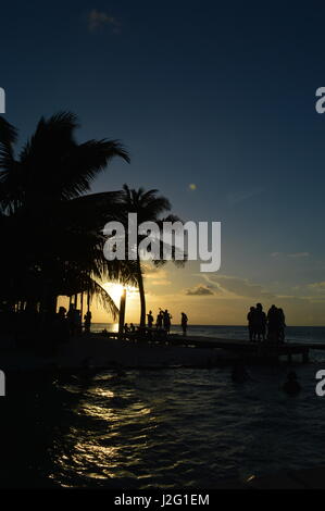 Per coloro che godono di un tramonto dei Caraibi, Split, Caye Caulker, Belize Foto Stock